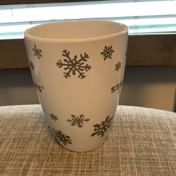 Starbucks 2010 15 oz mug - White with Snowflakes - Picture 2 of 7